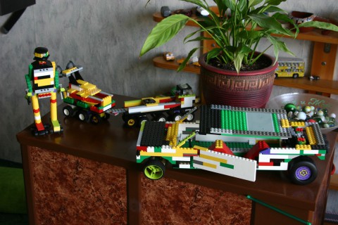 голяма джипка с пружини, робот, лодковози | big jeep with springs, robot, boat-carriers